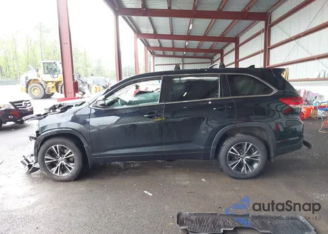 2018 Toyota Highlander Le Plus z USA, uszkodzony, nr VIN 5TDBZRFH2JS855104